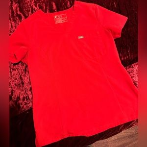 Figs scrub top- pop red